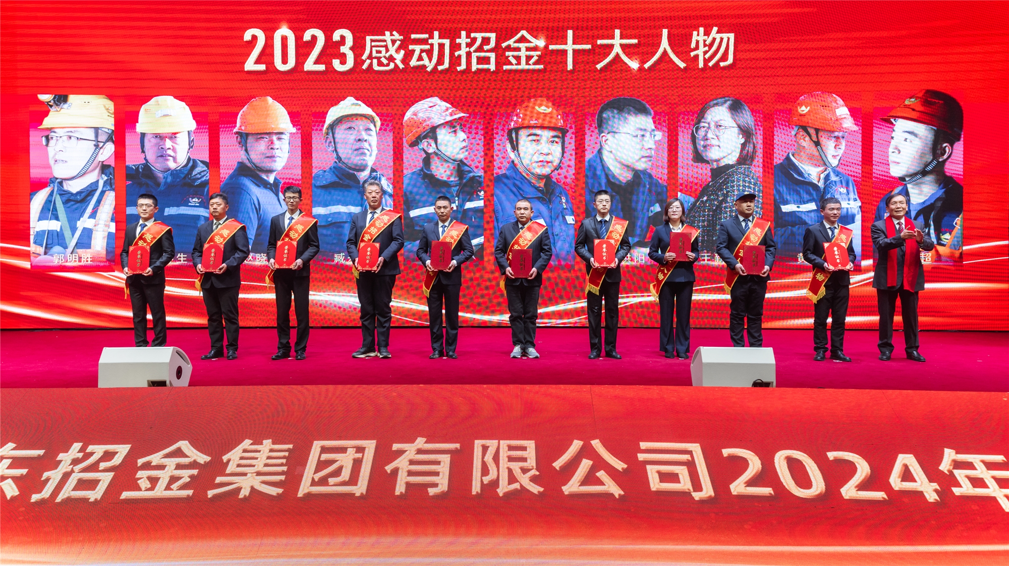 翁占斌给感感人物颁奖.jpg